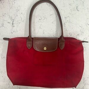 Longchamp le Pilage shopping - model depose in red